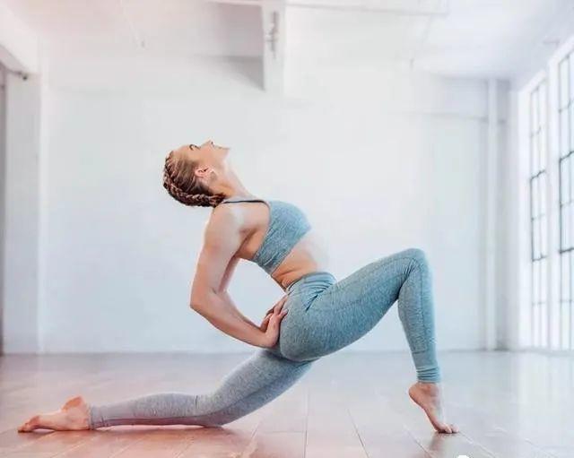 一套简单的瑜伽拉伸动作,适合初学者每天练习!