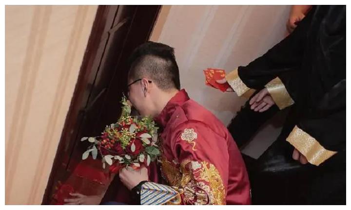 新郎接亲遇刁难,转身迎娶替补女,新娘大闹婚礼现场!休闲区蓝鸢梦想 - Www.slyday.coM 新郎接亲遇刁难,转身迎娶替补女,新娘大闹婚礼现场!休闲区蓝鸢梦想 - Www.slyday.coM