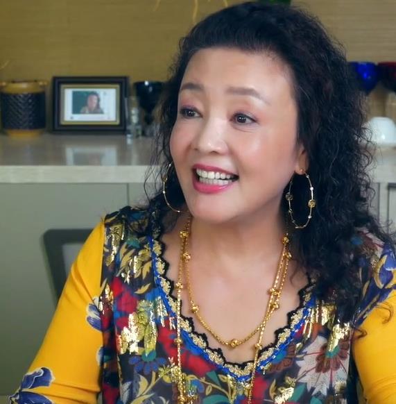 大s婆婆玩直播,一身金首饰加滤镜磨皮,俗气的眼角纹暴露土气