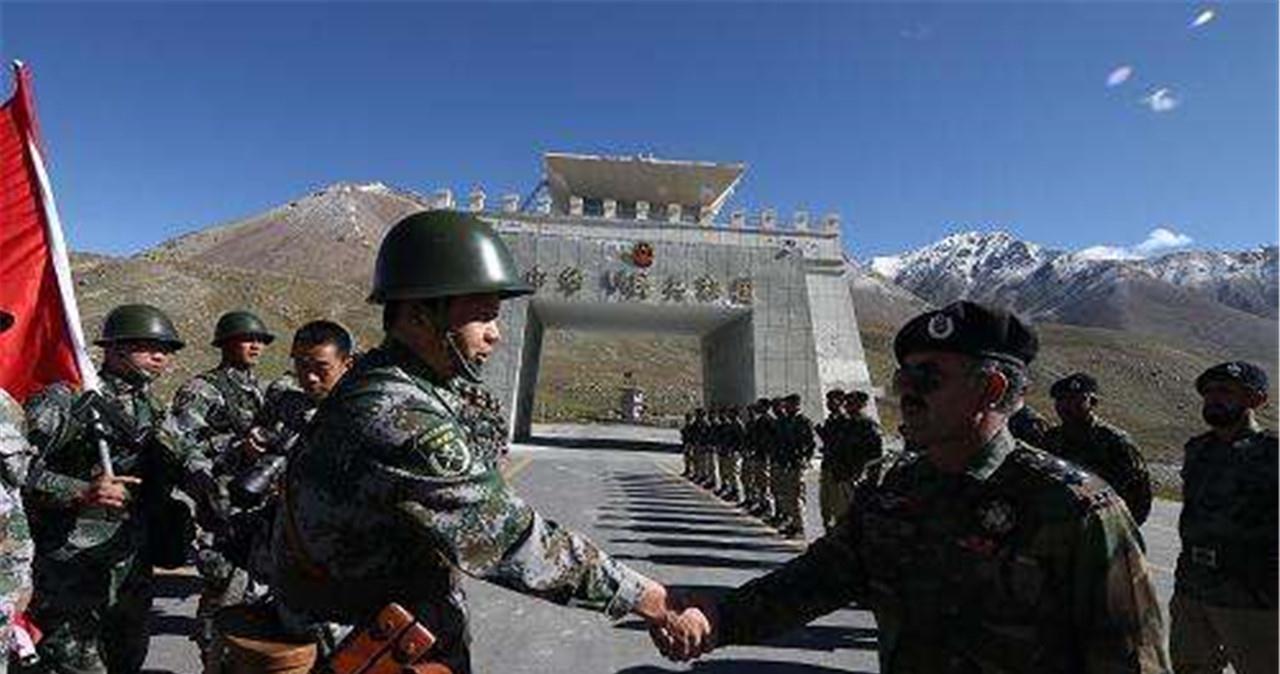 中国最和睦的边境线,两国士兵亲如兄弟,还经常聚在一起蹭饭吃