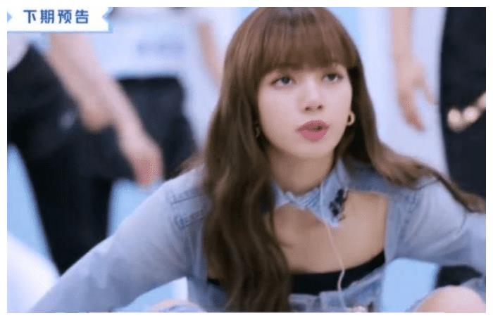 Lisa也喜欢上“破洞风格”！衣服剪到只剩领口，裤子更加夸张__财经头条