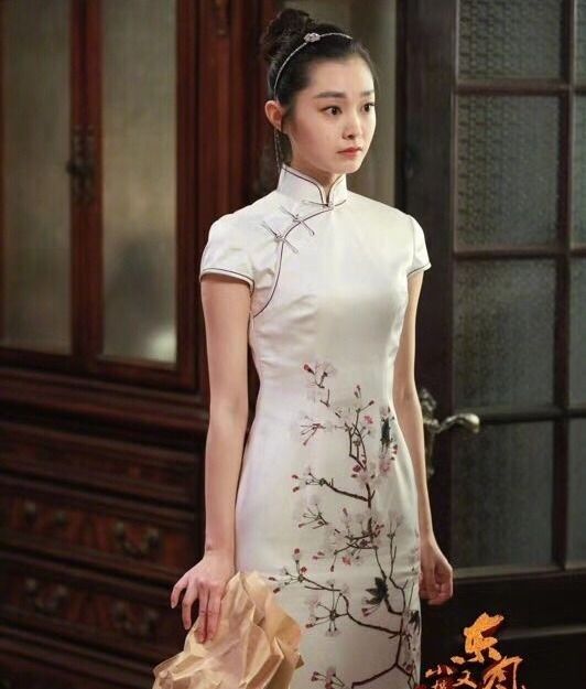 《小楼又东风》吕晗芝扮演者宋轶的剧照,相貌漂亮,气质出众