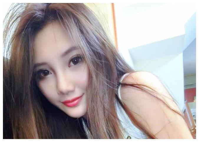 台湾高中校花陈嘉,一双漂亮的大眼睛,网友:真好看!