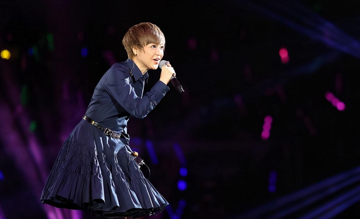 但也50多岁的陈慧娴却一点不显老,短发的样子很精神,仍然很有魅力