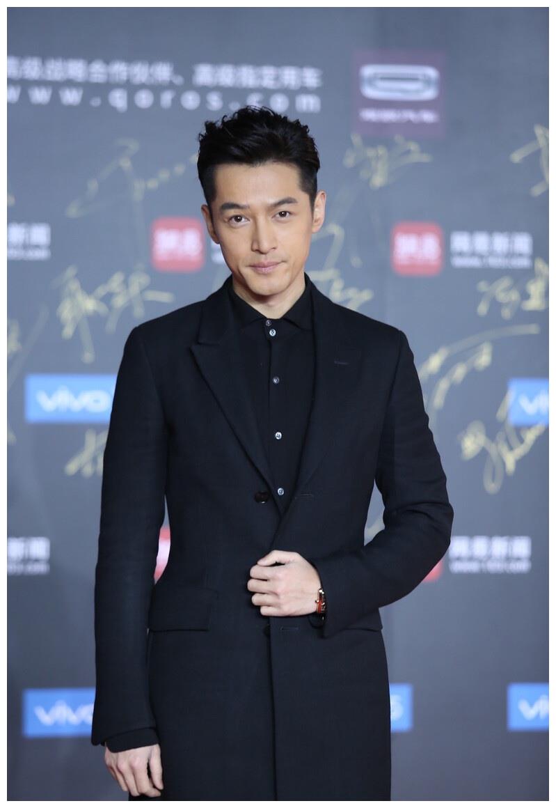 胡歌出席活动现场,一身西装,人还是那样帅