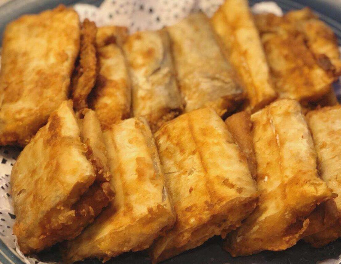 在我们北方,过年的前一天家家户户都会准备一些炸货,什么炸鱼,炸肉,炸