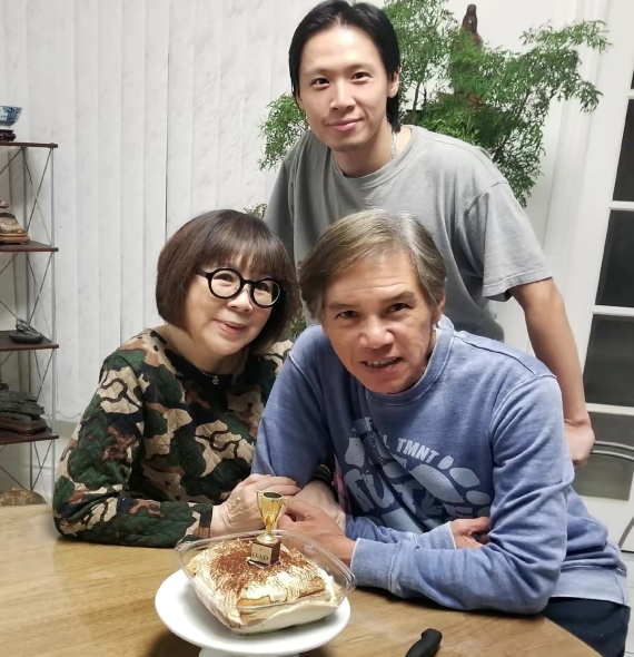 现在的刘宝珍,年龄虽然也已经不小了,但整体状态保持得不错,看起来也