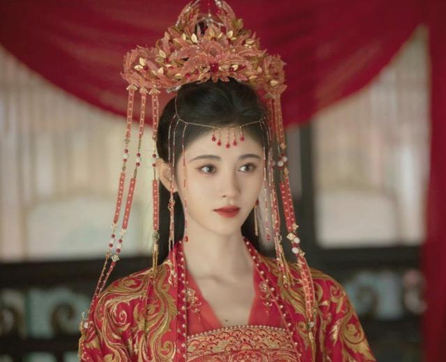 特别是剧组晒出来的剧照,简直就是唯美到让人意外.