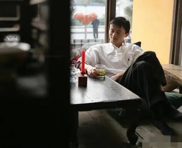 58岁马云到澳洲指导工作！表情严肃看手机，没带保镖生活低调