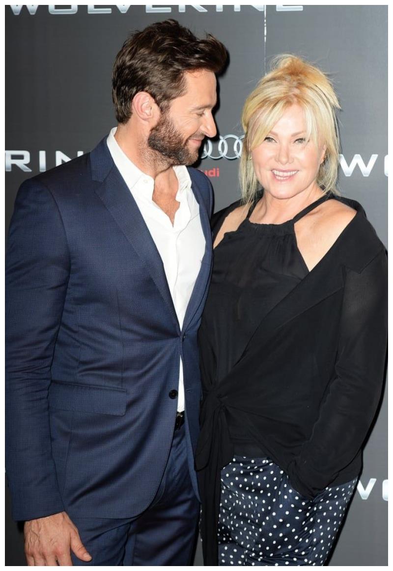 休杰克曼与爱妻被直击冬泳,深情拥抱互动超甜蜜!