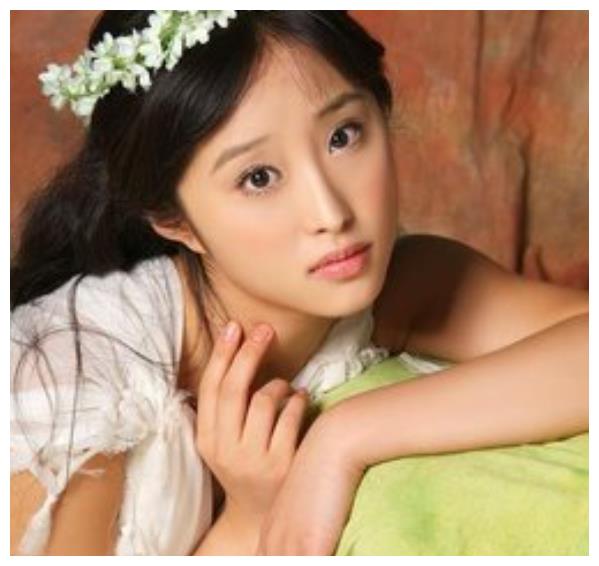 剧组的演员,一个沉默不语,一个直接复仇|张艺谋|剧组|何珺_新浪新闻