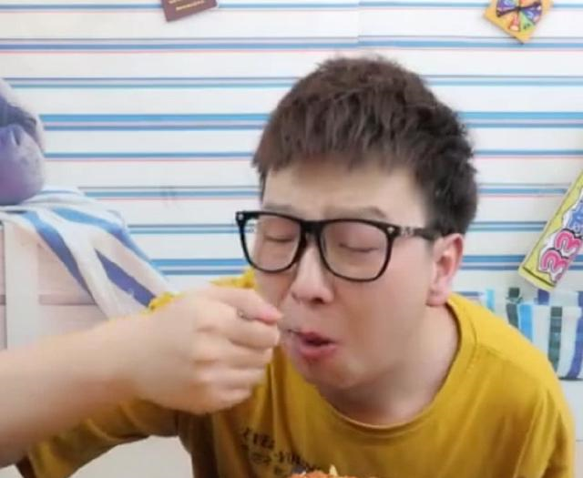 男子试吃炒饭界的爱马仕“爆浆蛋包饭”看着就知好吃,你觉得如何休闲区蓝鸢梦想 - Www.slyday.coM 男子试吃炒饭界的爱马仕“爆浆蛋包饭”看着就知好吃,你觉得如何休闲区蓝鸢梦想 - Www.slyday.coM