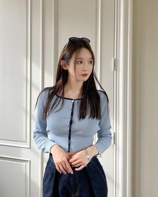 韩国女艺人姜敏京sns发照秀出众美貌