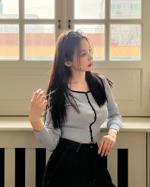 韩国女艺人姜敏京sns发照秀出众美貌