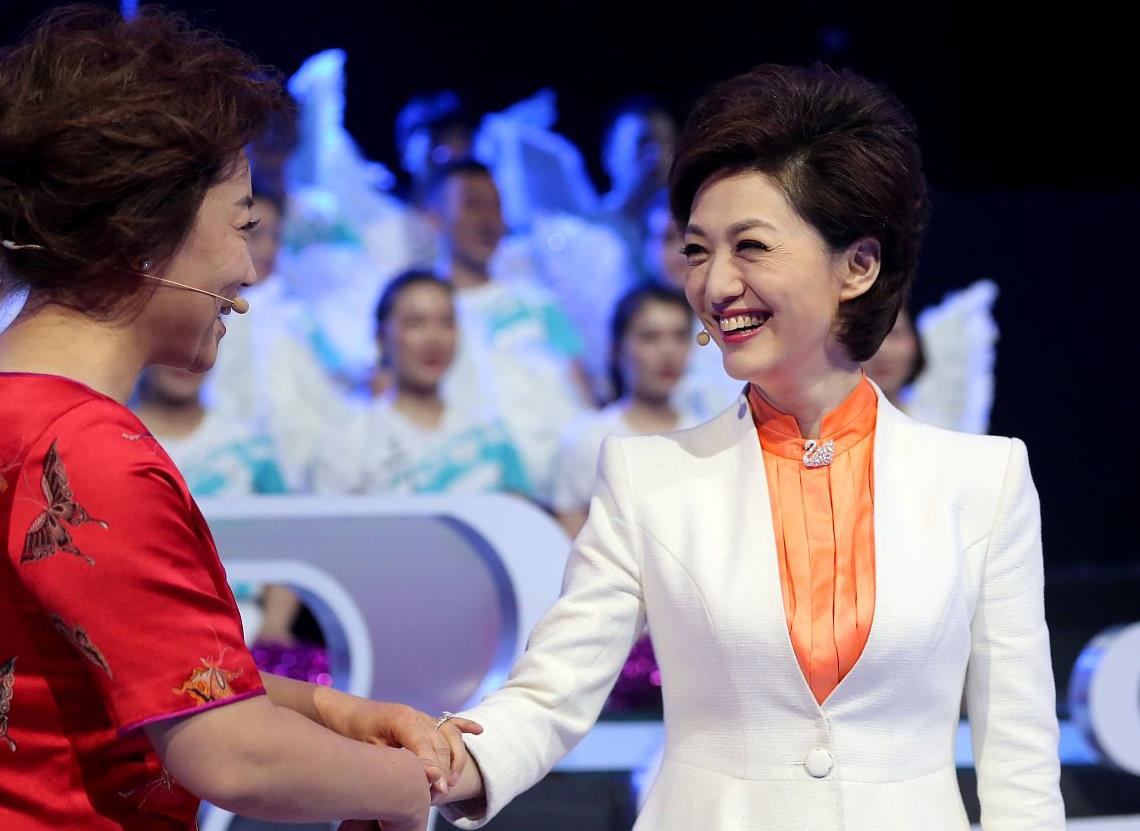 主持人“海霞”好气质,旗袍配西装古今合璧,都市丽人不乏古韵美