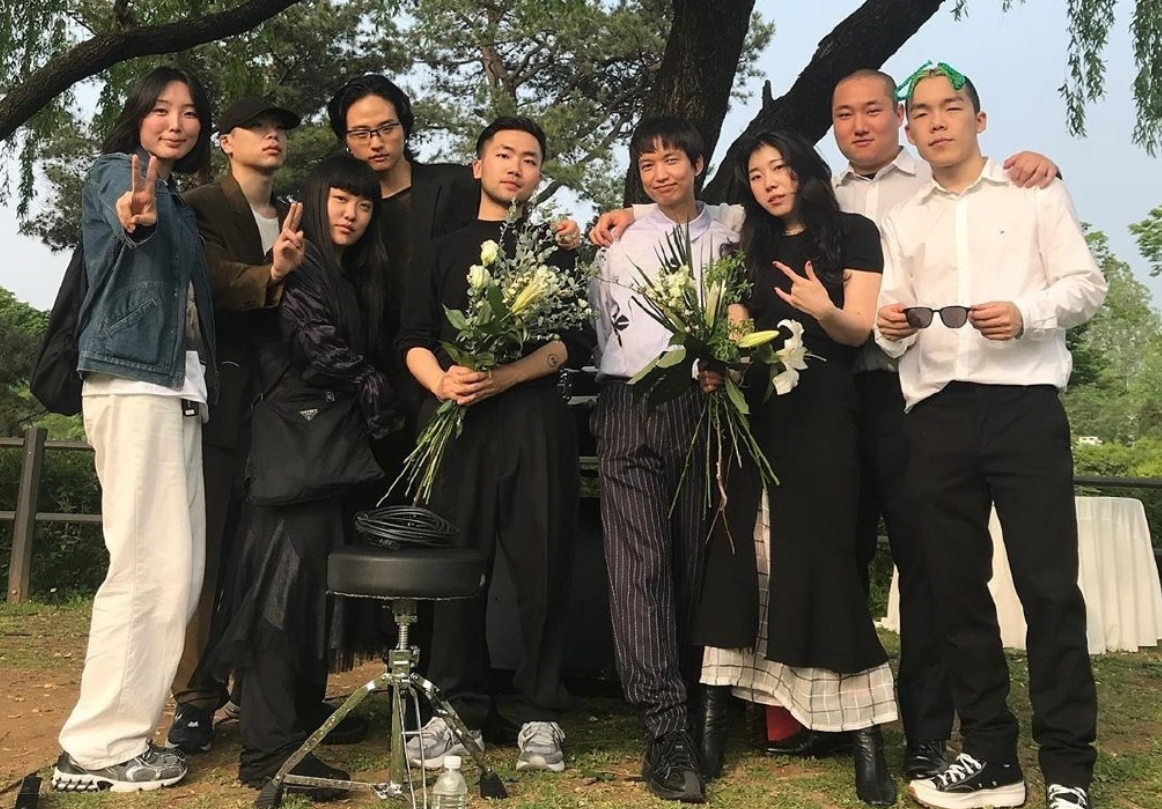 韩国宝藏乐队成员和初恋举办婚礼,iu,吴赫为其唱祝歌超应景