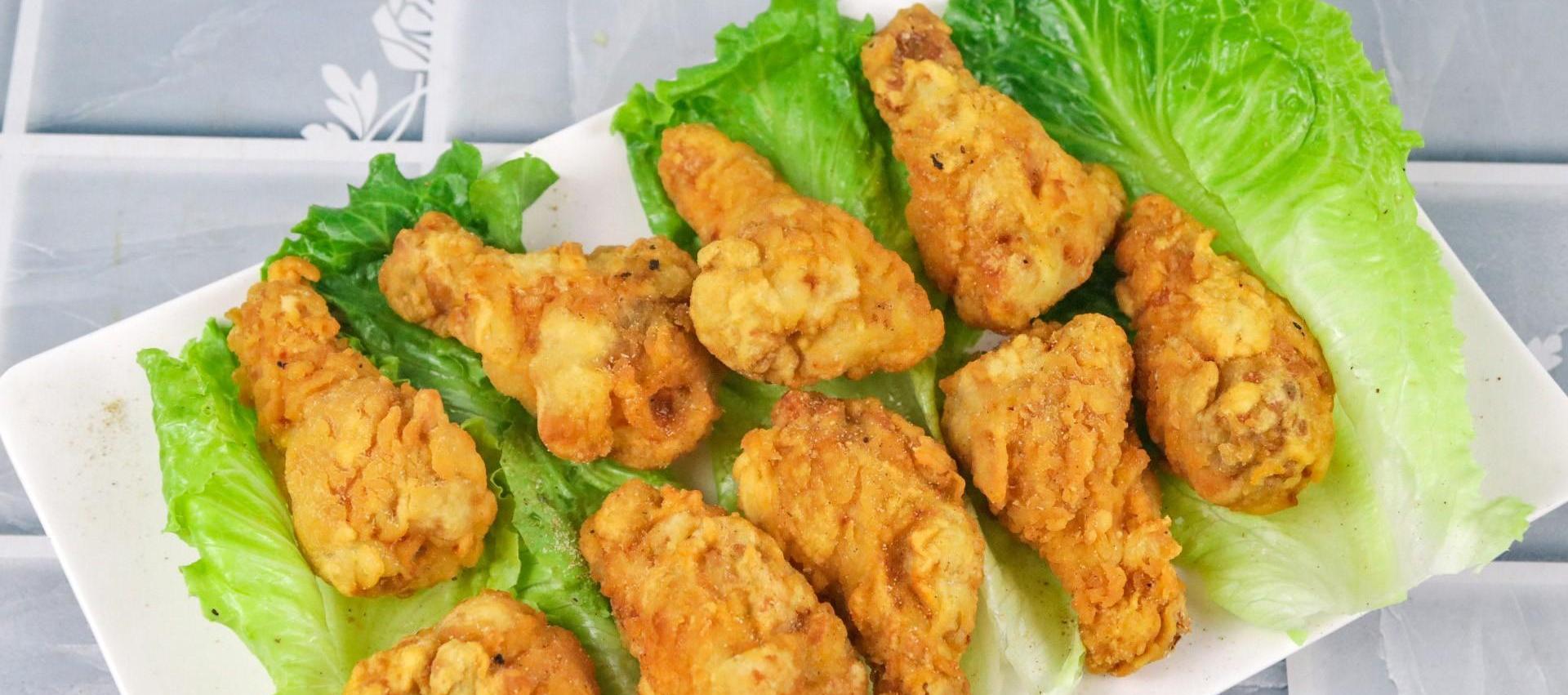 鸡腿,面粉,淀粉,生粉,大葱,生姜,生菜调料:食盐,胡椒粉,料酒,椒盐如果