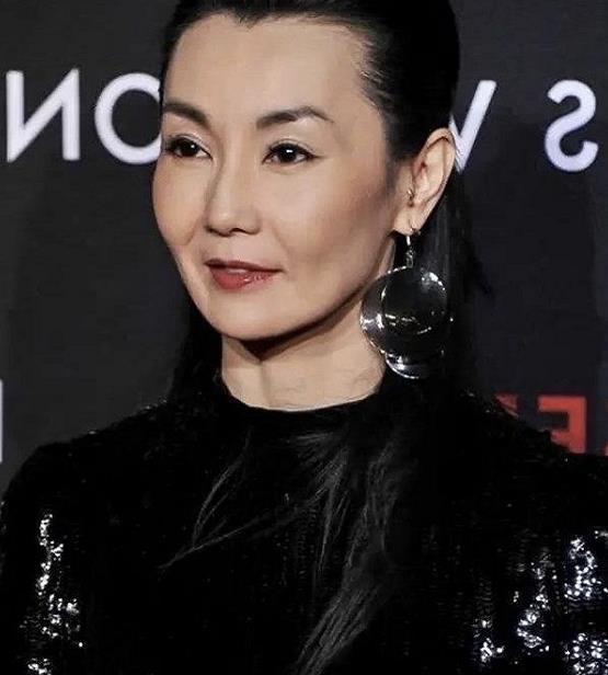 张曼玉受邀上节目短发配上碎花衬衫56岁像个韩式美女