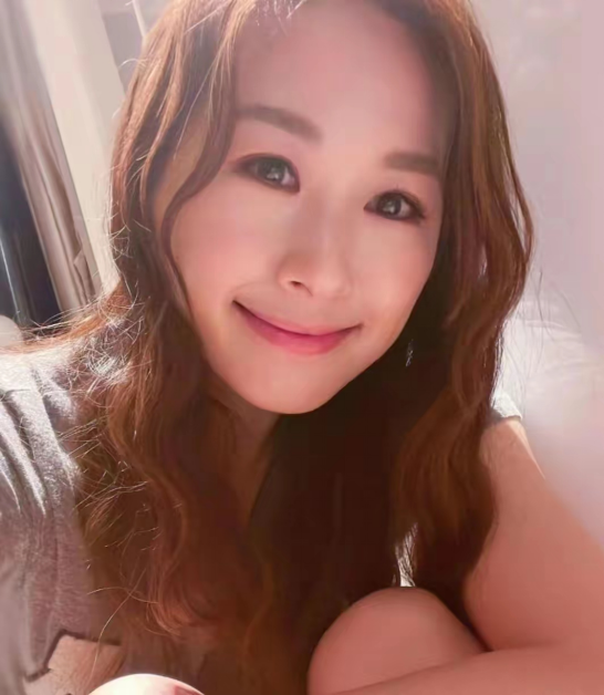 TVB热播剧好带劲，星二代挑战激情戏，演员男扮女装和男主激吻休闲区蓝鸢梦想 - Www.slyday.coM