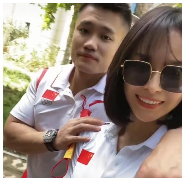奥运冠军吕小军结束隔离后跟妻子逛公园妻子长相甜美像明星