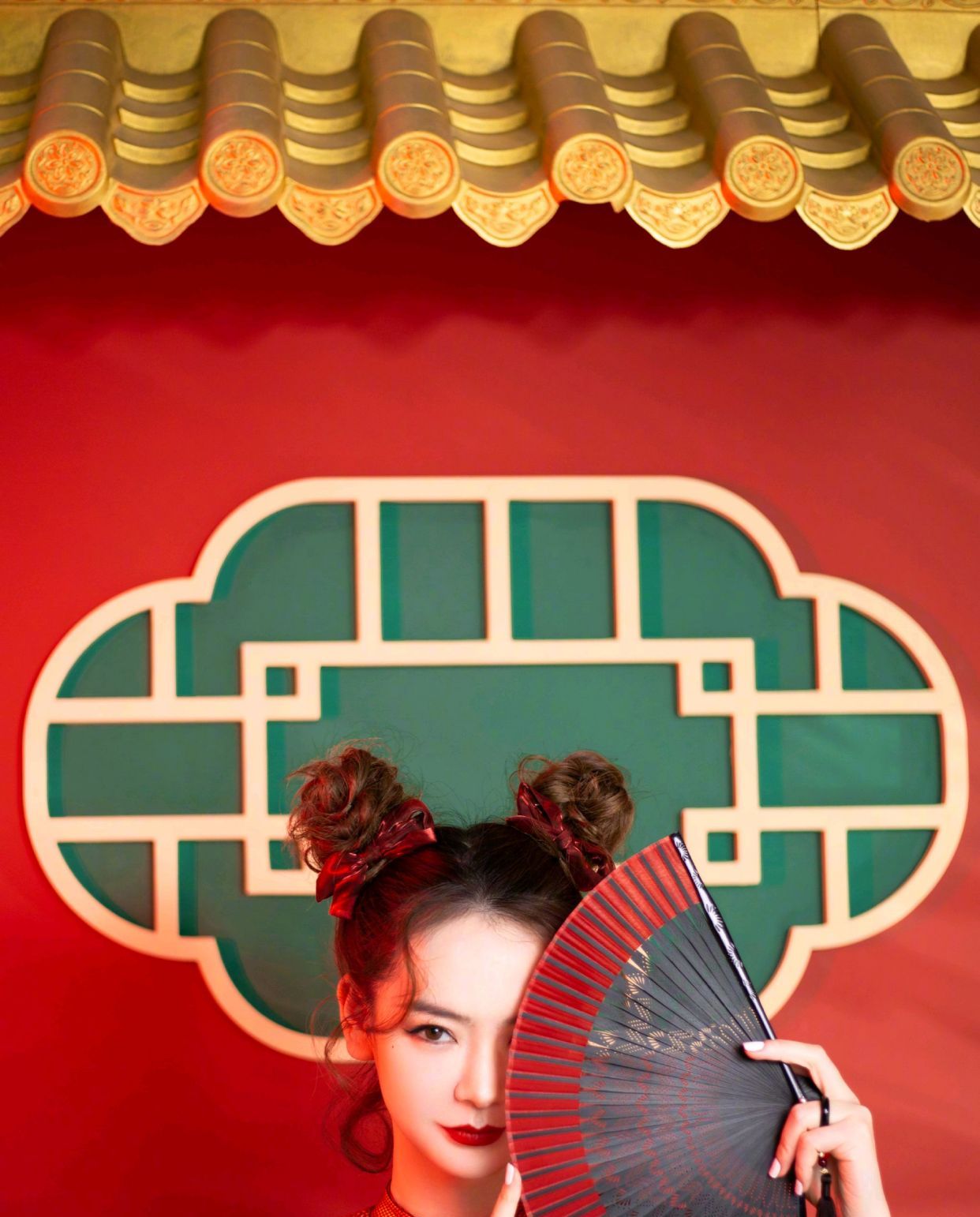 头顶蝴蝶结双丸子头俏皮可爱,搭配红黑色镂空折扇,这满满的中国风太有