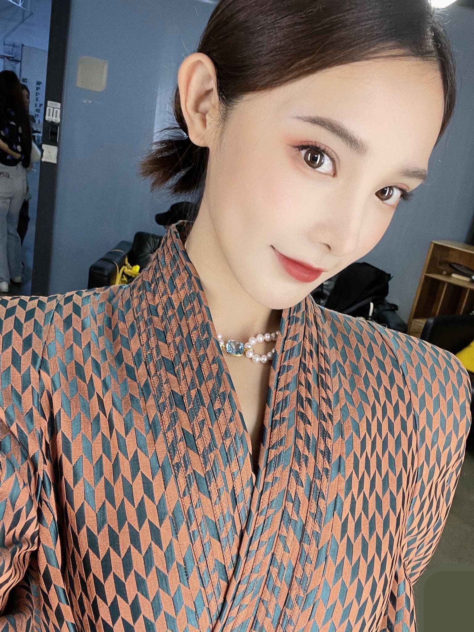 彭小苒迎来31岁生日复古造型自拍好美东宫小枫引回忆杀