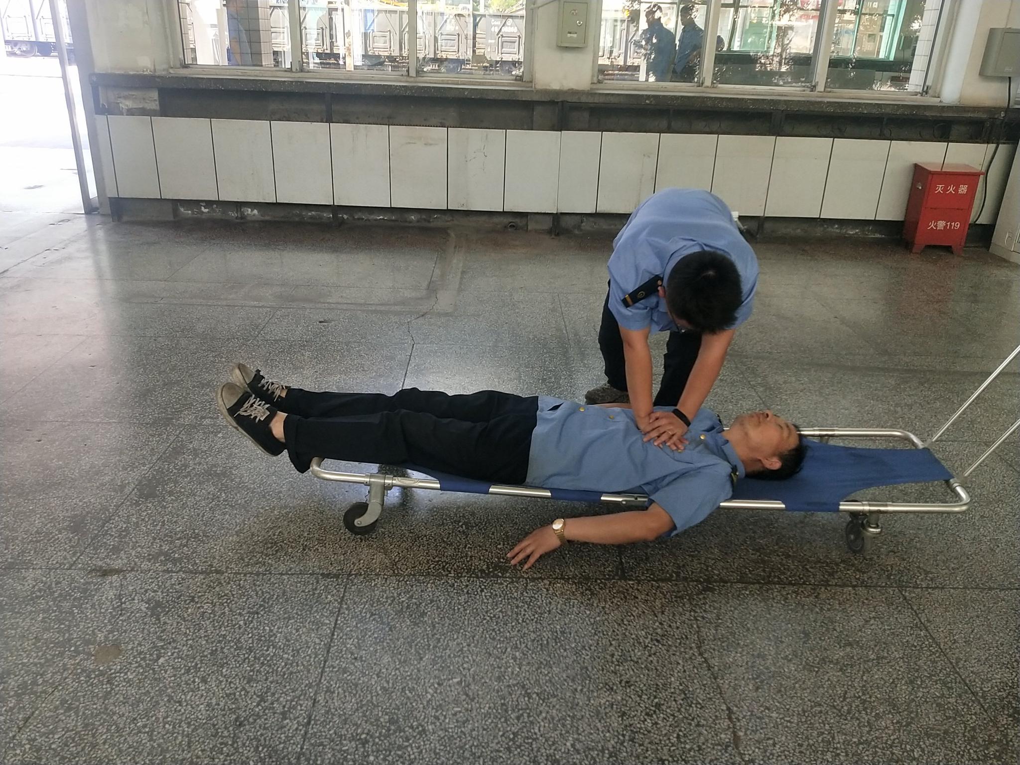 陕西汉中:旅客"中暑晕倒" 铁路部门应急处置"转危为安"