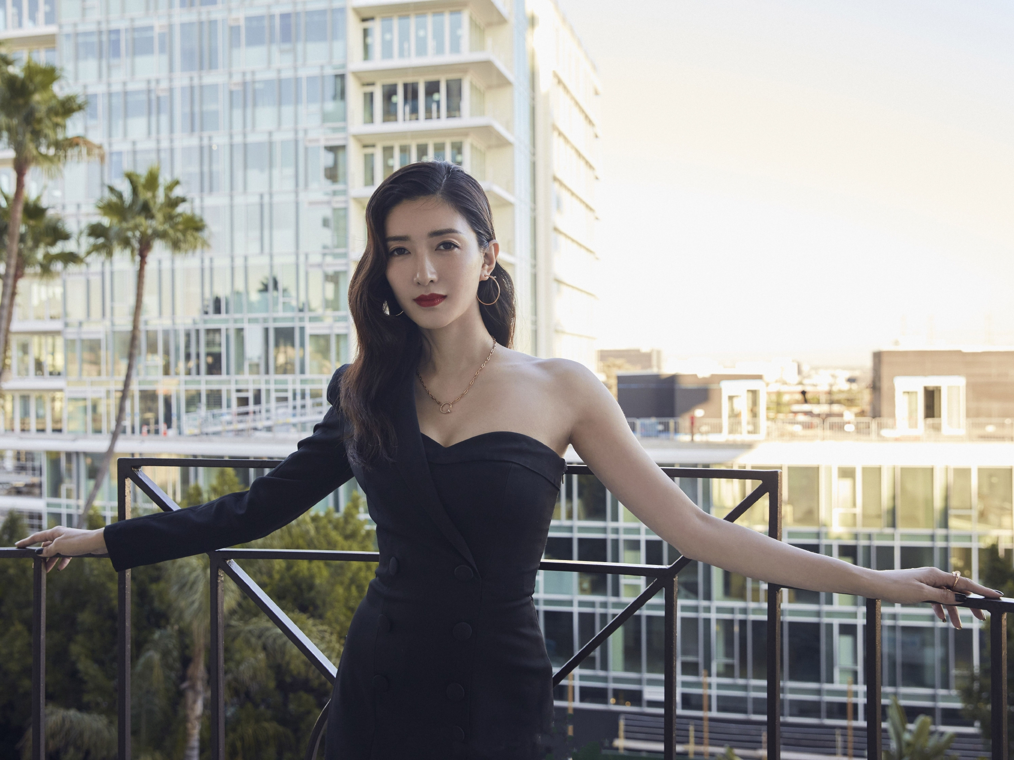 江疏影罕见秀身材穿露肩高开叉长裙大长腿抢镜