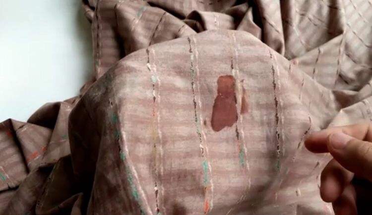 衣物上沾上血渍不易清洗教你一招血渍轻松溶解下来教给家人