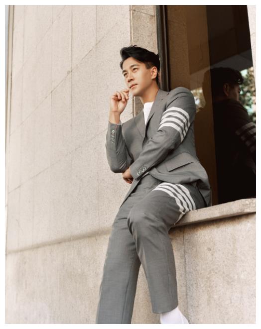 因为坚持健身,所以刘恺威的身材还能够完美的驾驭不少造型