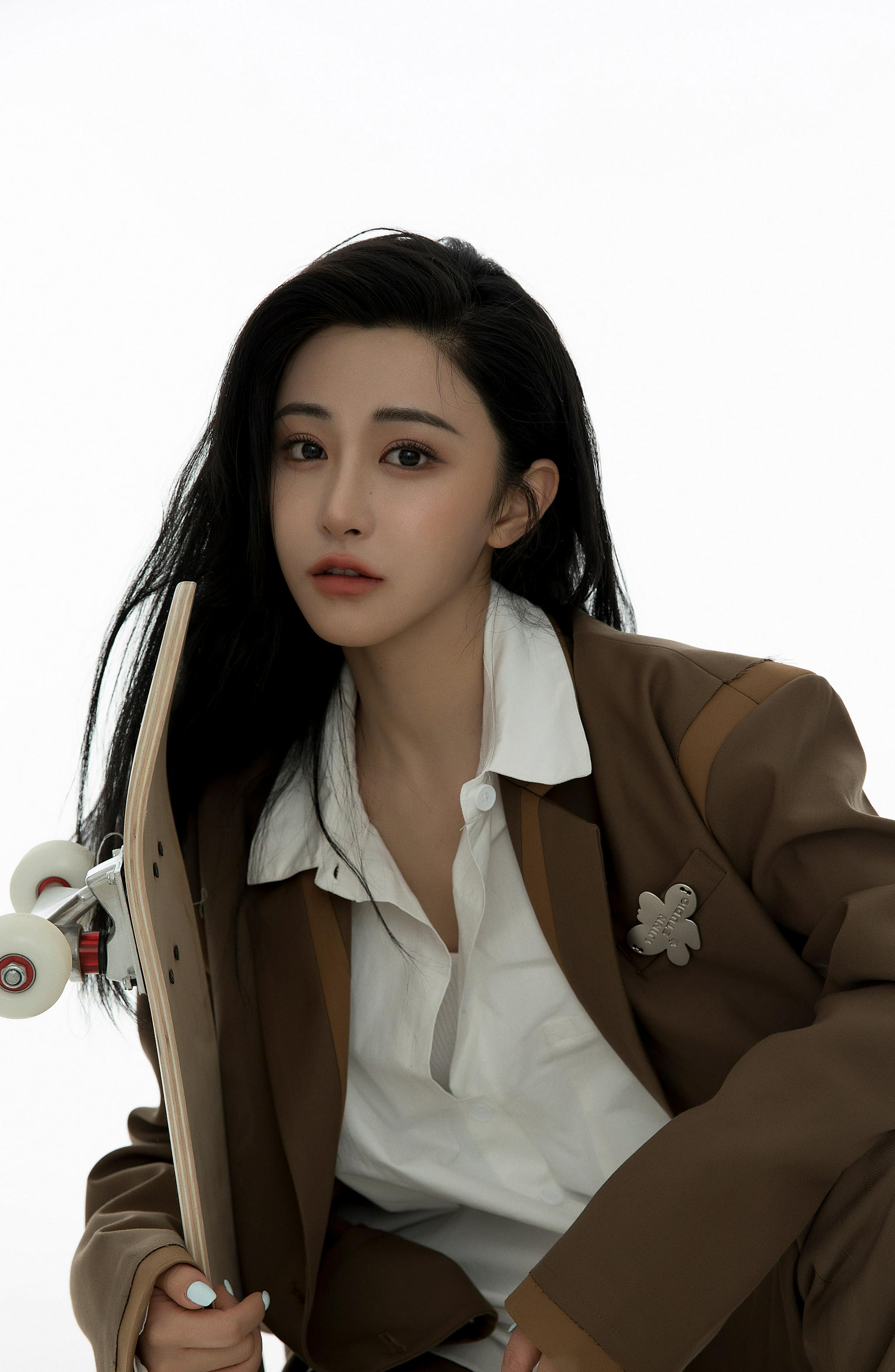 朱圣祎有四分之一的俄国血统,因此她的五官十分深邃