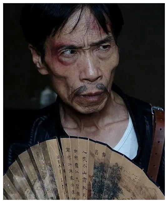 47岁辞职当群演,却因反派角色而红,浑身是戏的他把坏人演活了