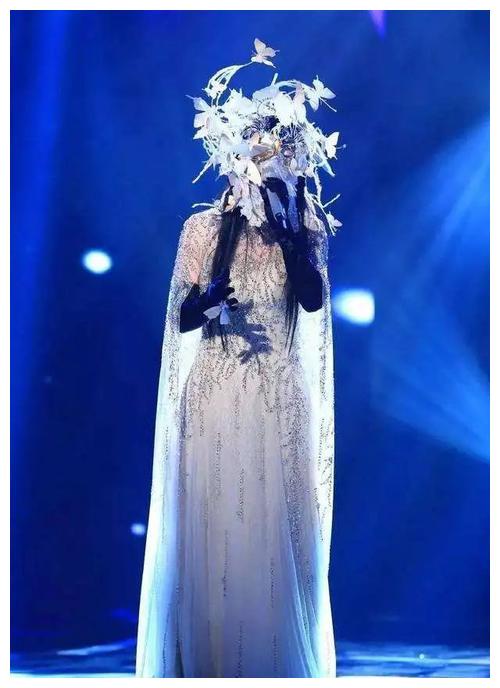 2016年,周深参加蒙面唱将猜猜猜第一季取名"我可不是什么妖蛾子".