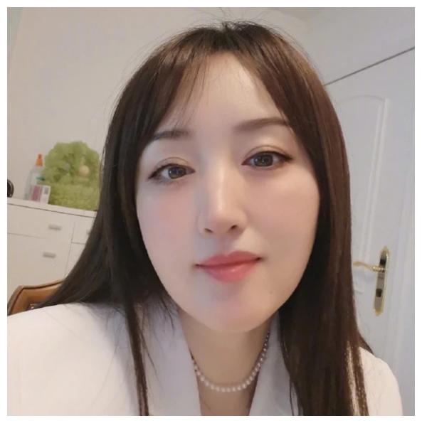 不老女神杨钰莹晒自拍照拥有着甜美的容颜美貌依旧一点都不老