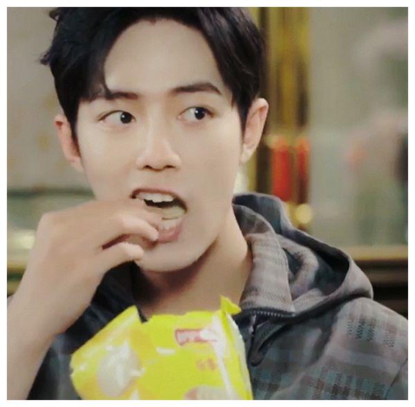 明星喜欢吃啥零食,肖战薯片,吴宣仪辣条,看到鹿晗惊呆了__财经头条