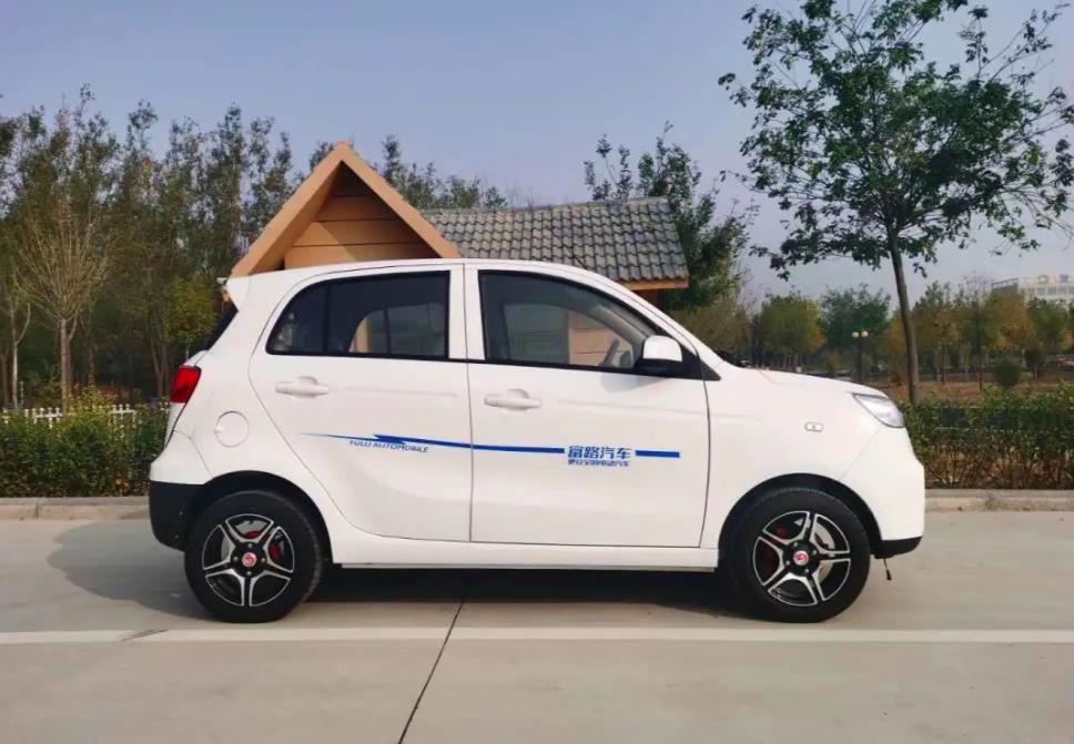 最快能跑50码搭载72v大电池和汽车级内饰富路q7评测