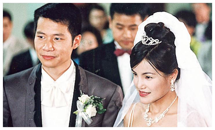 tvb"反派"郑子诚妻子近照,温婉大方气质好,结婚17年恩爱如初