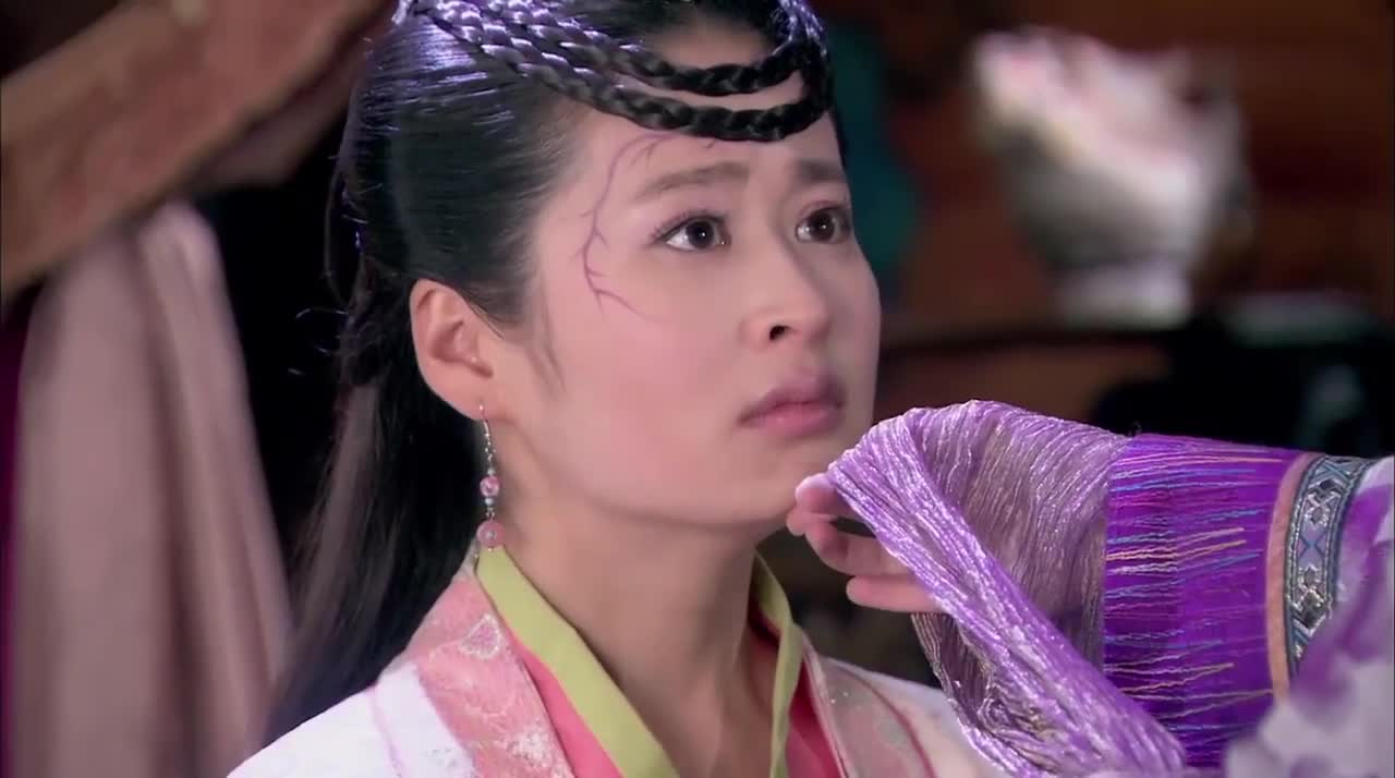 青夫人假意给公主除妖印实则是将妖印扩大不料被小唯阻止