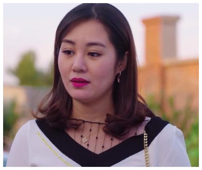 乡村爱情拍摄花絮,谢广坤牵手王小蒙,网友:不怕谢永强打你吗?