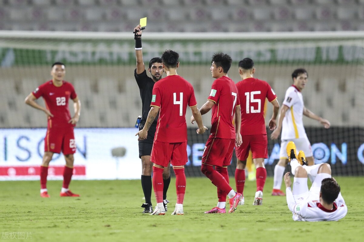 3归化+最强土炮缺席！国足陷绝境，曝足协开重奖：赢越南得600万