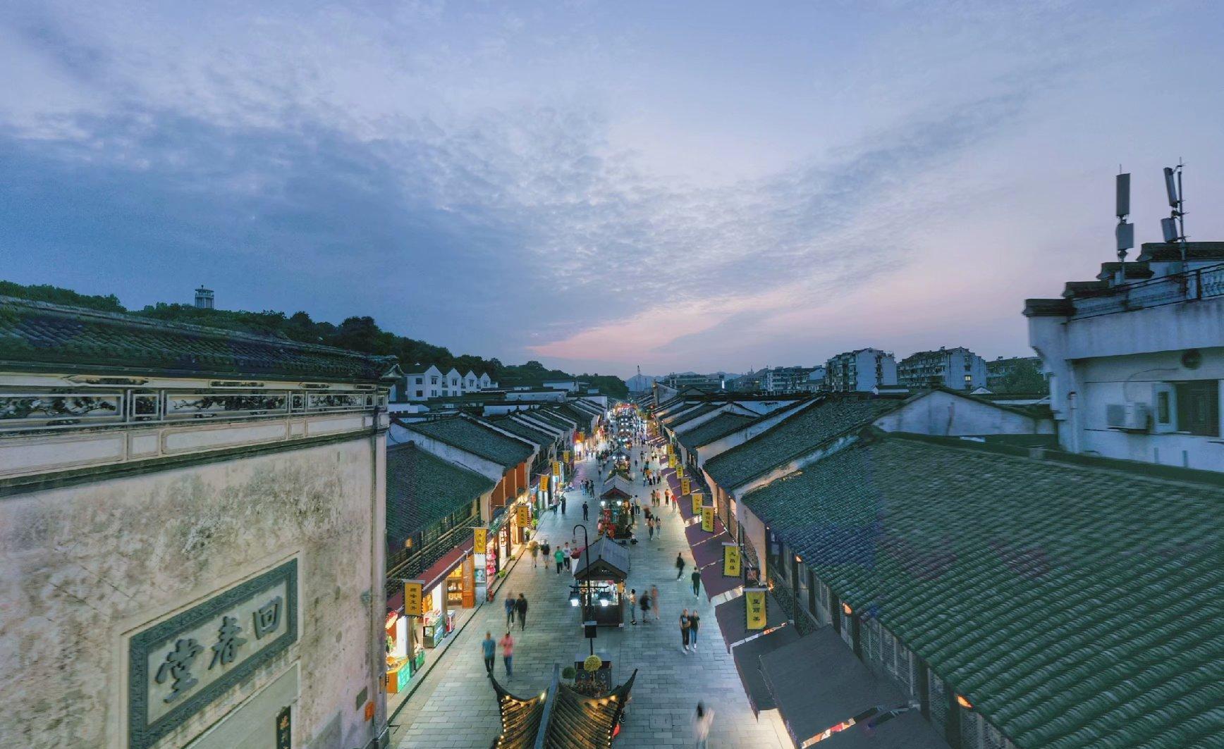 但随着时代的发展,旧城改建成了一种必然的选择,导致杭州以上的古城区