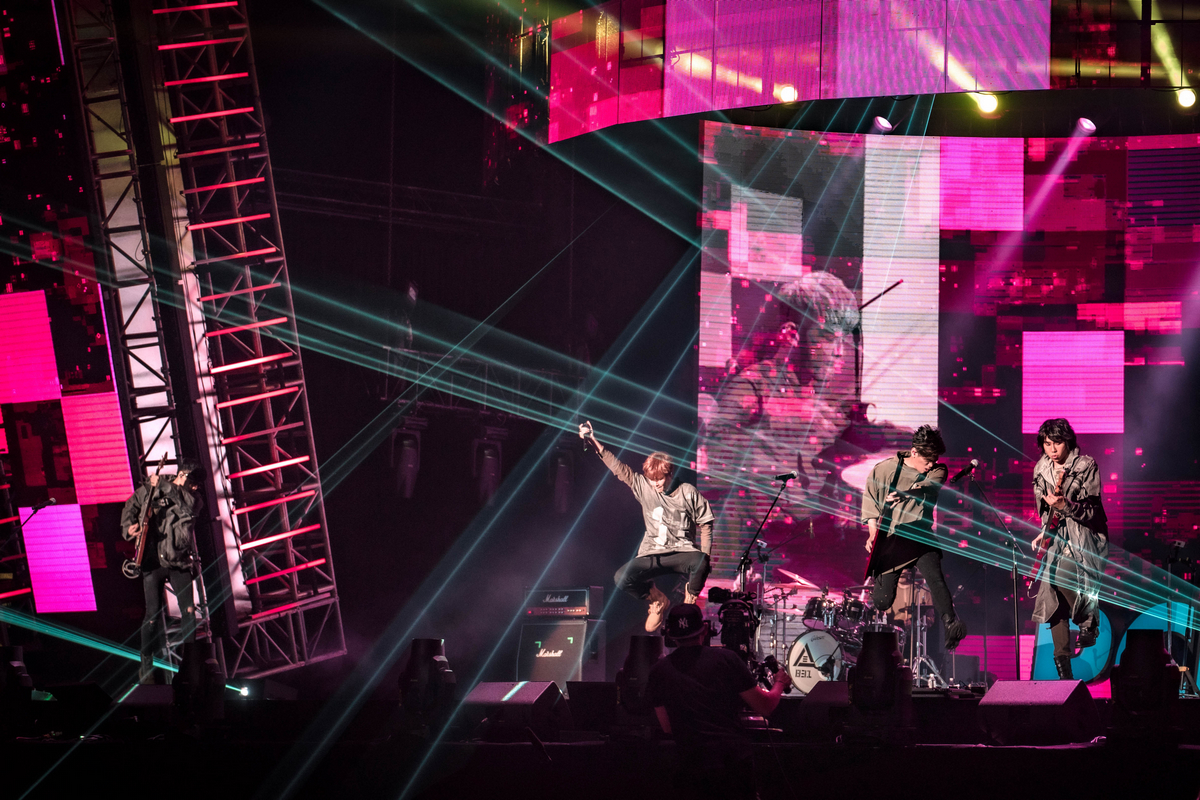 八三夭助阵双11演唱会，遇吉他手刘逼生日，演出直播被祝福刷屏！休闲区蓝鸢梦想 - Www.slyday.coM