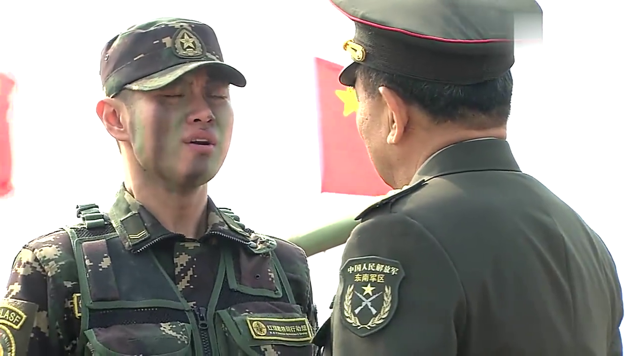 高世巍中将检阅红细胞小组,紧张李二牛频频出错