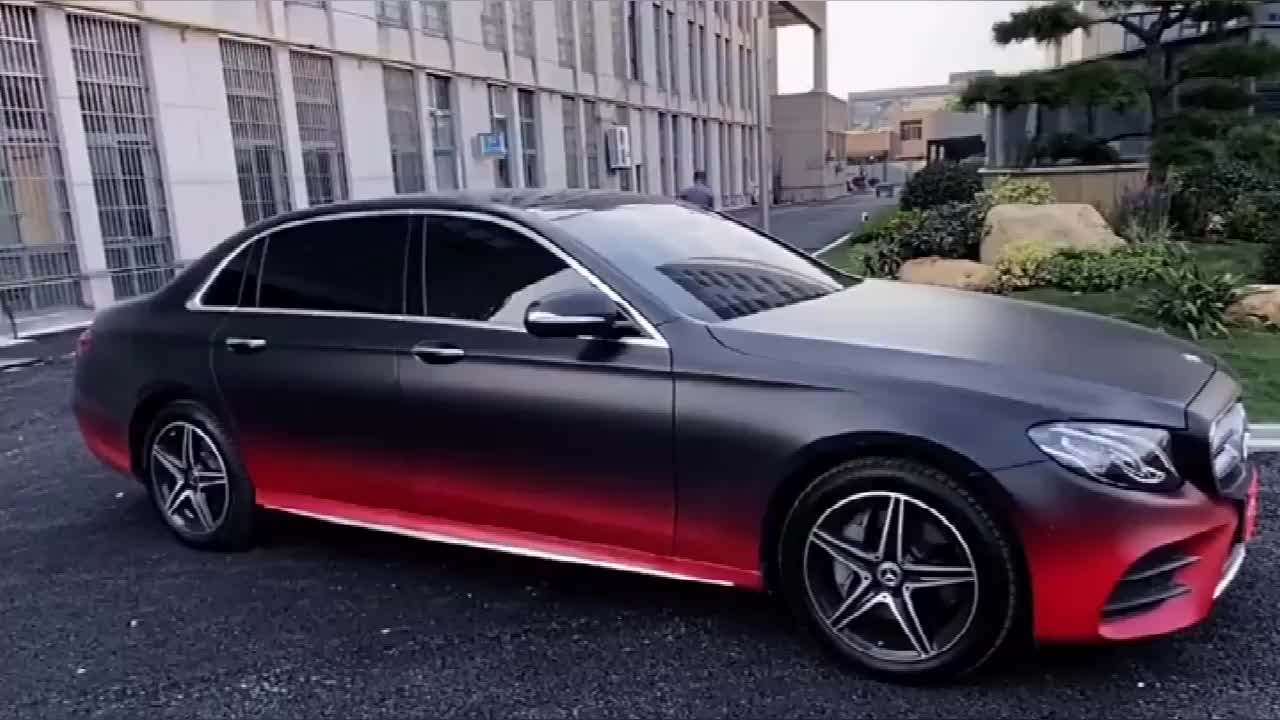 实拍:奔驰e级涂装黑红渐变色车漆!