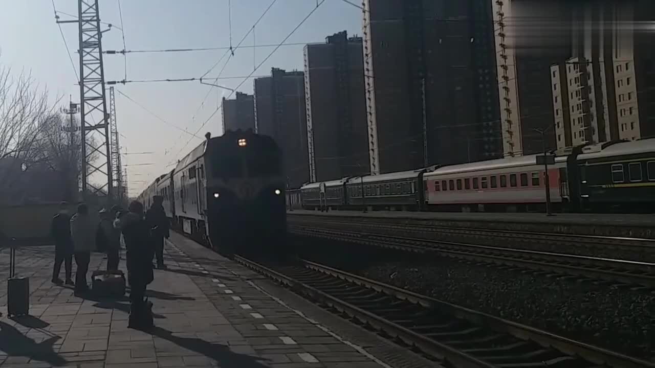 北京铁路局最后的双层列车,邯郸开往承德的y513次到达通州西站