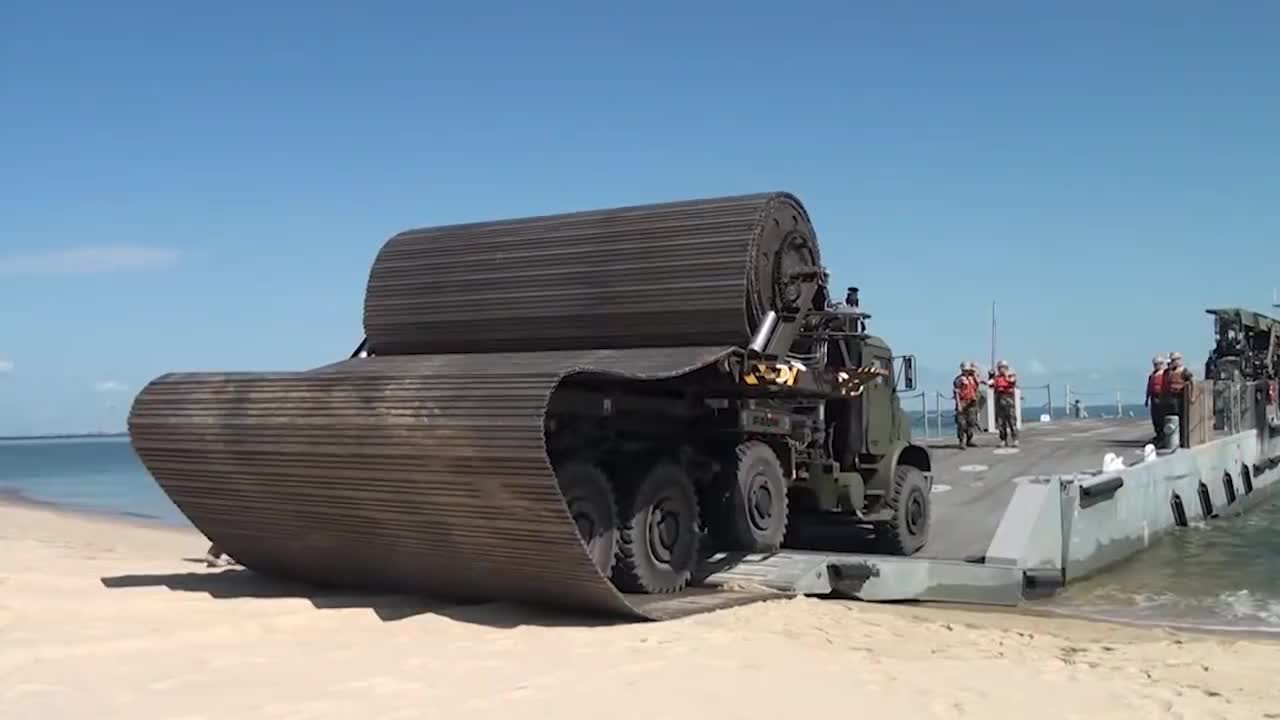 世界首款自动铺路车1小时能铺50米网友农民工要下岗了