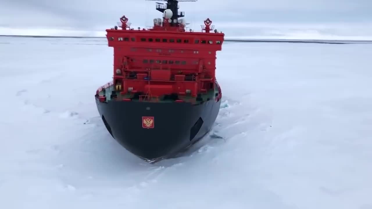 俄罗斯造世界最大核动力破冰船切割4米厚冰层如切豆腐一样