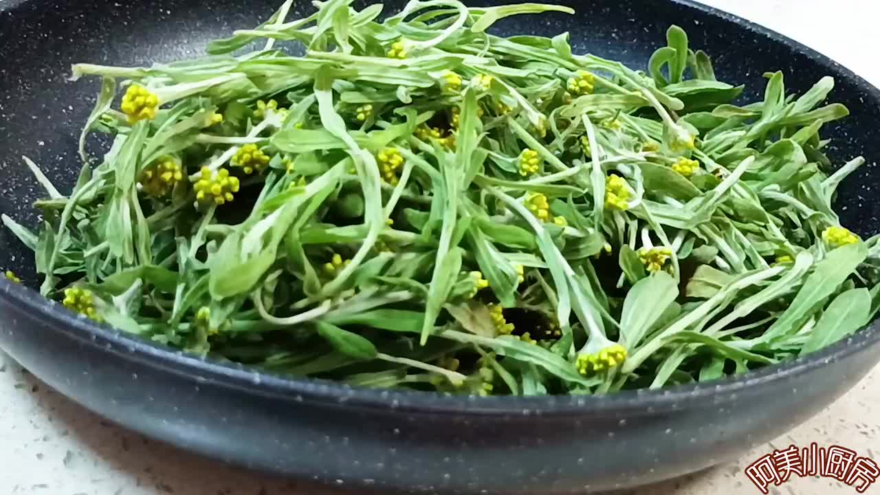 福建农村用鼠曲草做的艾草粿,教你在家自己做,原来很简单,好吃