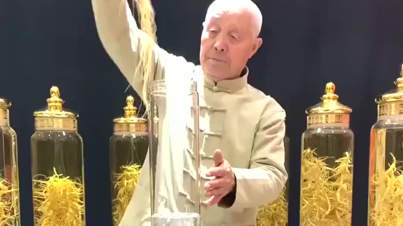 爷爷把人参放进白酒里改变了白酒的价值只是工薪族买不起了