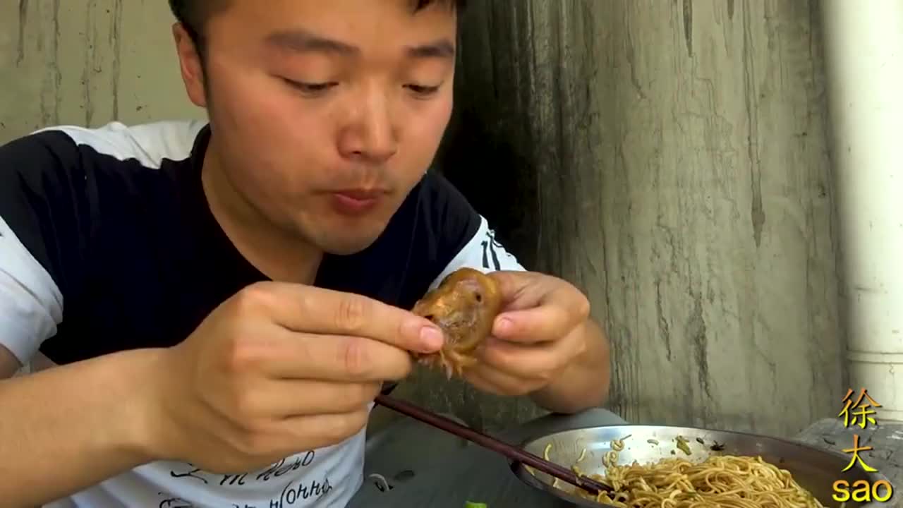 大sao拿卤鸡头煮泡面大蒜配着吃真是太痛快了